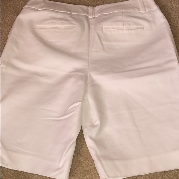 Apt. 9 Pants - WOMEN’S - Apt. 9 White Bermuda Shorts - Size 6